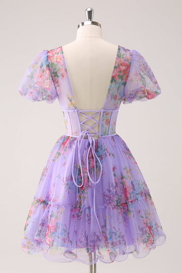 Vestido de fiesta corto con escote en V estampado floral y corsé morado con espalda con cordones